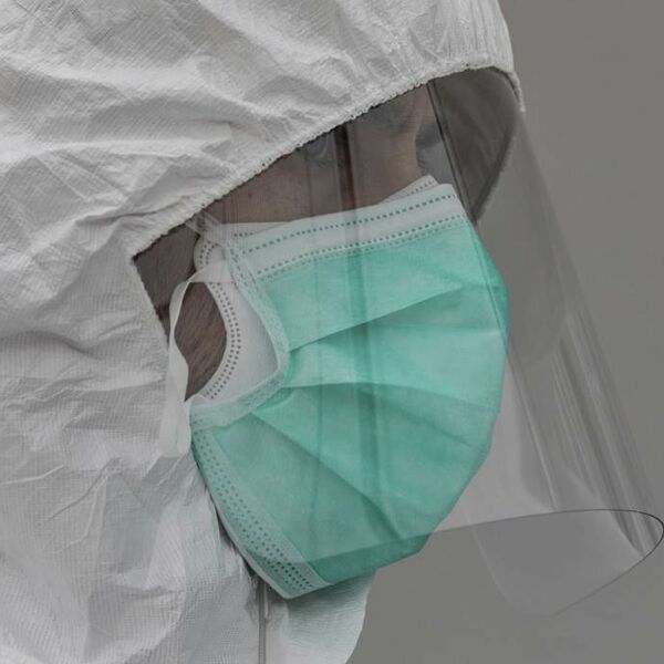 Lekar stavio odjednom 6 zaštitnih maski i POBIO SVE TEORIJE ZAVERE! (VIDEO)