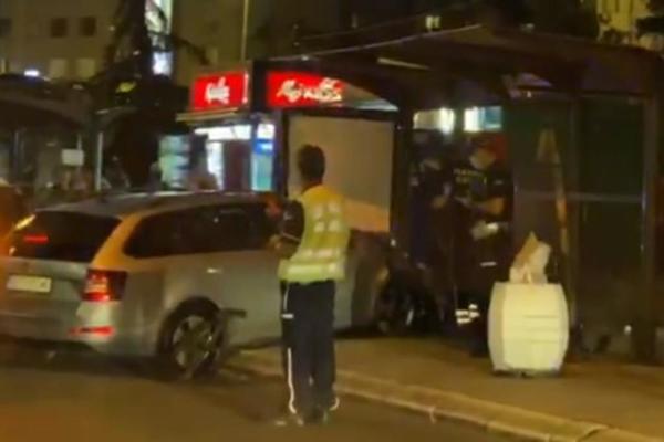 AUTOMOBIL ULETEO NA AUTOBUSKU STANICU NA AUTOKOMANDI: Komadi stakla rasuti na sve strane, udaren JEDAN ČOVEK