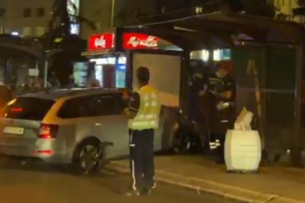 AUTOMOBIL ULETEO NA AUTOBUSKU STANICU NA AUTOKOMANDI: Komadi stakla rasuti na sve strane, udaren JEDAN ČOVEK