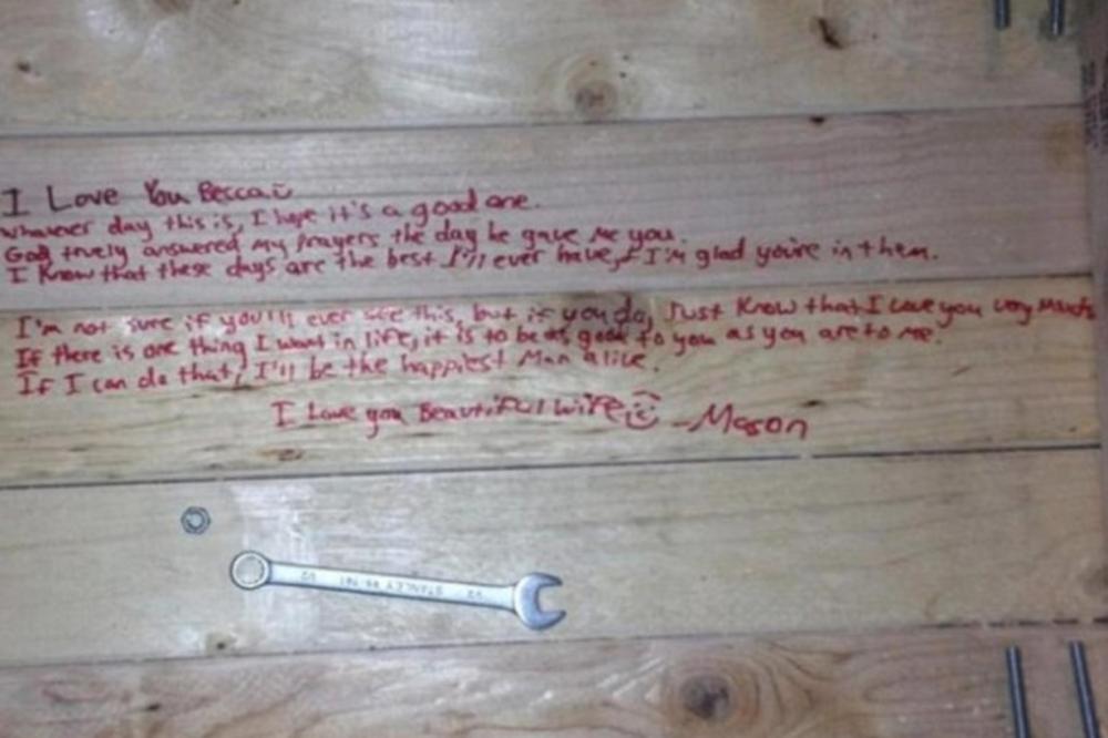 ŽENA POPRAVLJALA STO POKOJNOG MUŽA, a onda u njemu našla nešto što ju je OSTAVILO BEZ REČI!