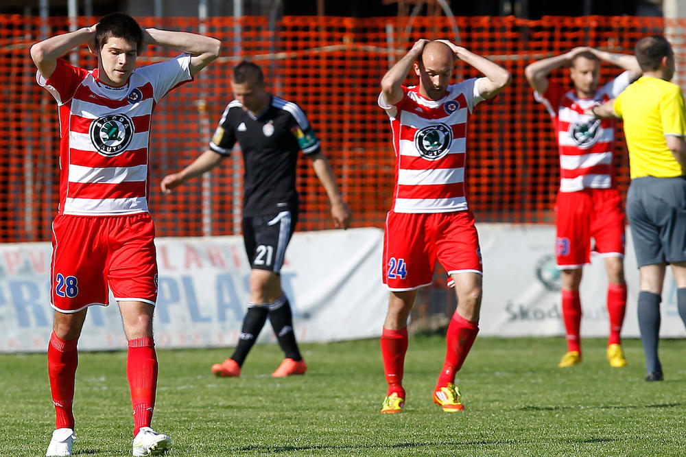 Katastrofa u Čačku: Trener besni na igrače, poručuje im da su amateri i da je sramota to što pokazuju na terenu!