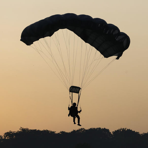 Turisti se otkačio padobran prilikom parasejlinga, odleteo prema zgradama! Isplivao jeziv snimak iz Bečića (VIDEO)