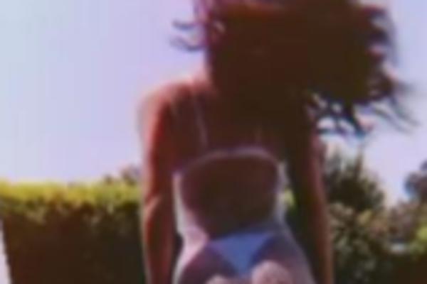 TOPALKOVA ĆERKA PRVI PUT POKAZALA GUZU, SVI SE PITAJU DA LI JE PRIRODNA? Pokrile je samo tanga gaćice!