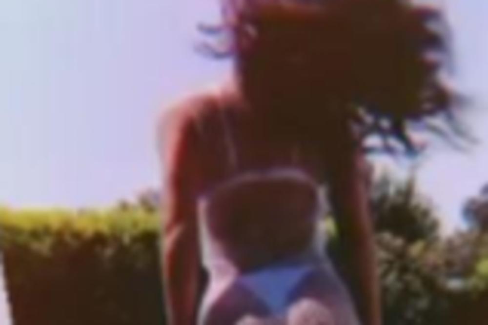 TOPALKOVA ĆERKA PRVI PUT POKAZALA GUZU, SVI SE PITAJU DA LI JE PRIRODNA? Pokrile je samo tanga gaćice!