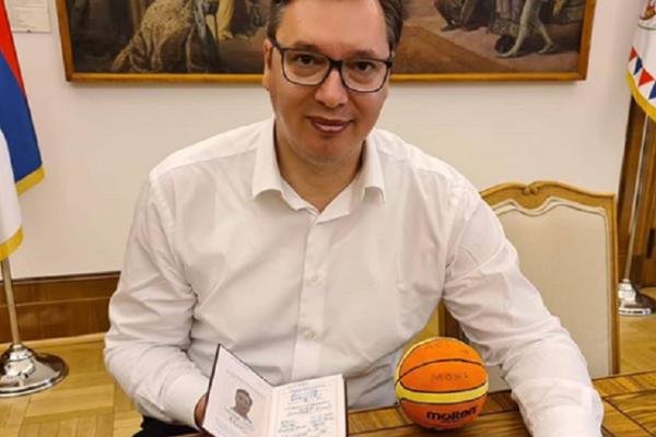 PREDSEDNIK VUČIĆ UPISAO JOŠ JEDAN FAKULTET, PA SE POHVALIO: Pokazao novi indeks, želi da se oproba u novoj struci