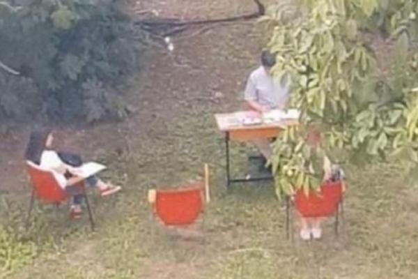 DECO, ISPIT JE POD ORAHOM: Hit slika iz Beograda! Profesor Medicinskog fakulteta ispituje studente u hladu drveta!