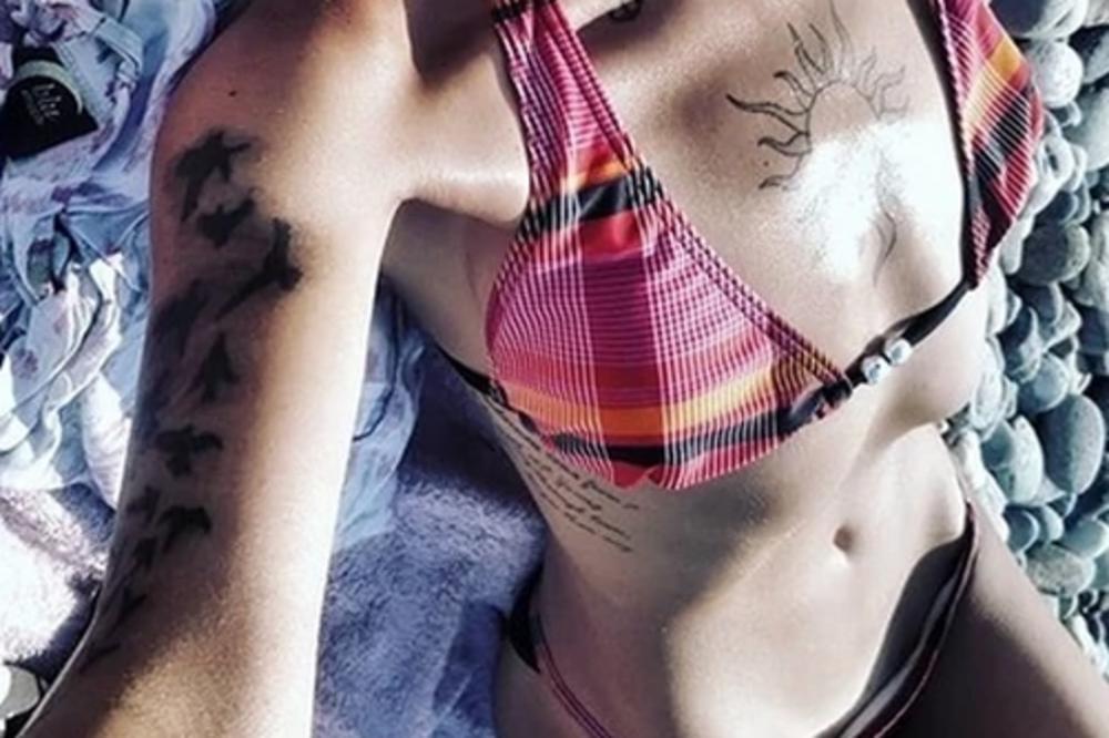 NEKADA NAJBOGATIJA SRPSKA PEVAČICA JE BILA NA ODVIKAVANJU, SADA SE SKINULA I ŠOKIRALA! Kost i koža, rebra se broje