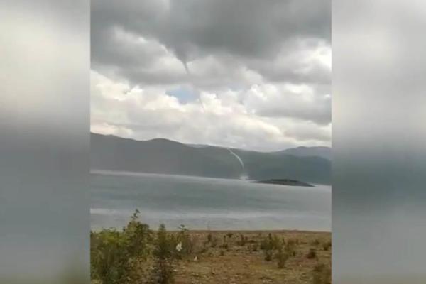 TORNADO URADIO BOSNU, ISPLIVAO SNIMAK: Ljudi stoje i u šoku posmatraju, ovo nikada nije zabeleženo! (VIDEO)