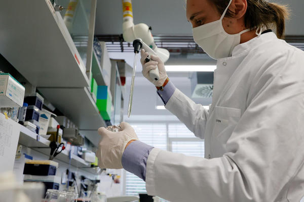 ČUVENI VIRUSOLOG SAOPŠTIO DOBRE VESTI: Zna se termin kada počinje VAKCINACIJA širom planete!