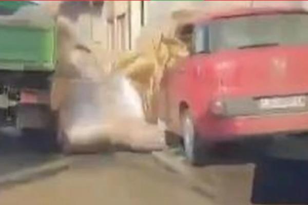 ŠOK SNIMAK IZ LESKOVCA: Sekund nepažnje i - KARAMBOL! Niko ne veruje šta je ovom liku uspelo (VIDEO)