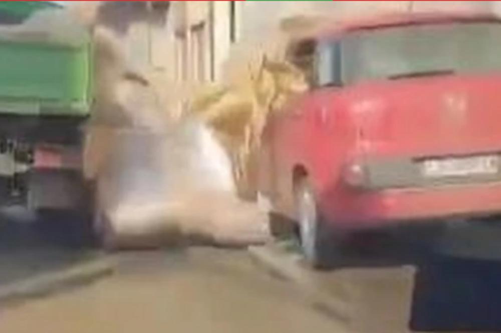 ŠOK SNIMAK IZ LESKOVCA: Sekund nepažnje i - KARAMBOL! Niko ne veruje šta je ovom liku uspelo (VIDEO)