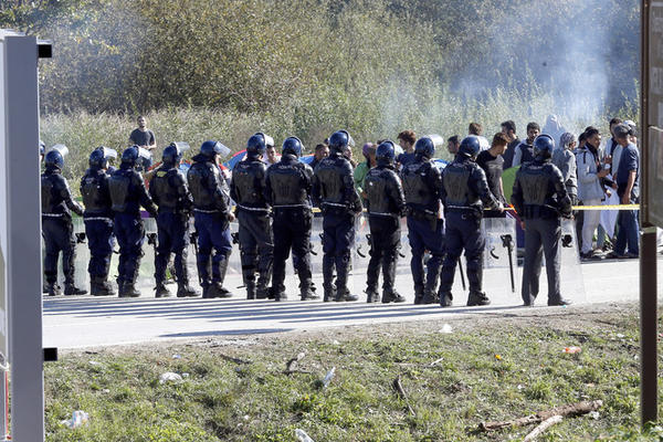 SKAČU NA VOZOVE I RIZIKUJU DA IH UBIJE STRUJA! Ovako izgleda život MIGRANATA na BALKANSKOJ RUTI!