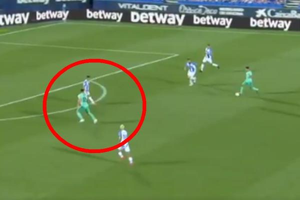 PA KAKO DA DAJE GOLOVE KAD NEĆE DA MU DODAJU LOPTU: Igrači Reala namerno ignorišu Jovića! Ovaj snimak sve dokazuje!