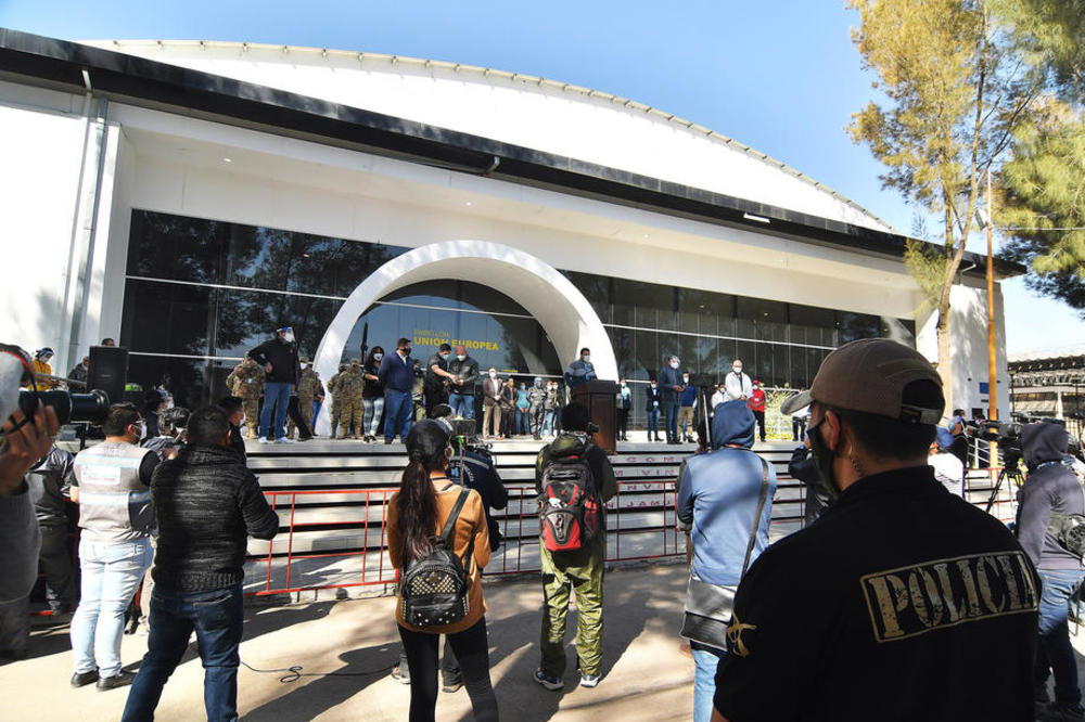 PACIJENTI UMIRU NA ULICI I ISPRED BOLNICE! Jezive SLIKE! Korona HARA ovom zemljom i kosi sve pred SOBOM!