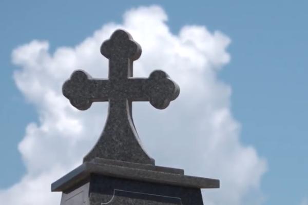 PUCALI NA CRKVU, OŠTETILI SVETI KRST! Vandali DIVLJALI po ovom BOSANSKOM gradu!