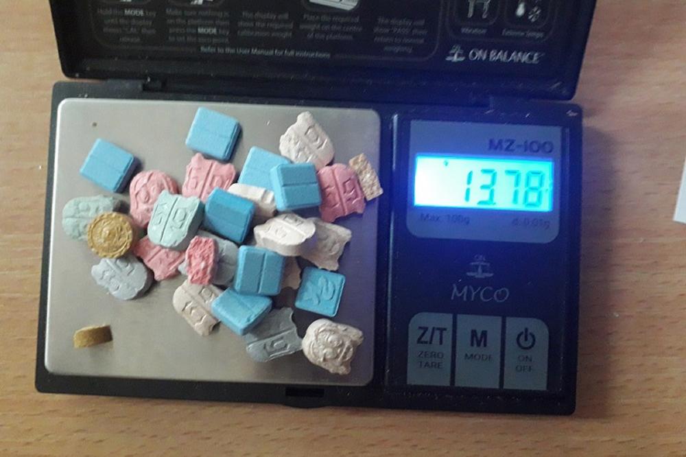 DILERI NIKAD NISU BILI KREATIVNIJI, KRIJU DROGU GDE STIGNU Carinici bukvalno ne veruju šta rade i GDE JE SVE TRPAJU