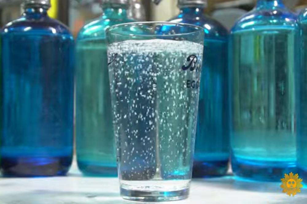 STOMATOLOG OTKRIO NA KOJI NAČIN JE NAJBOLJE DA PIJETE KISELU VODU: Bilo koji drugi OŠTEĆUJE zube, morate znati