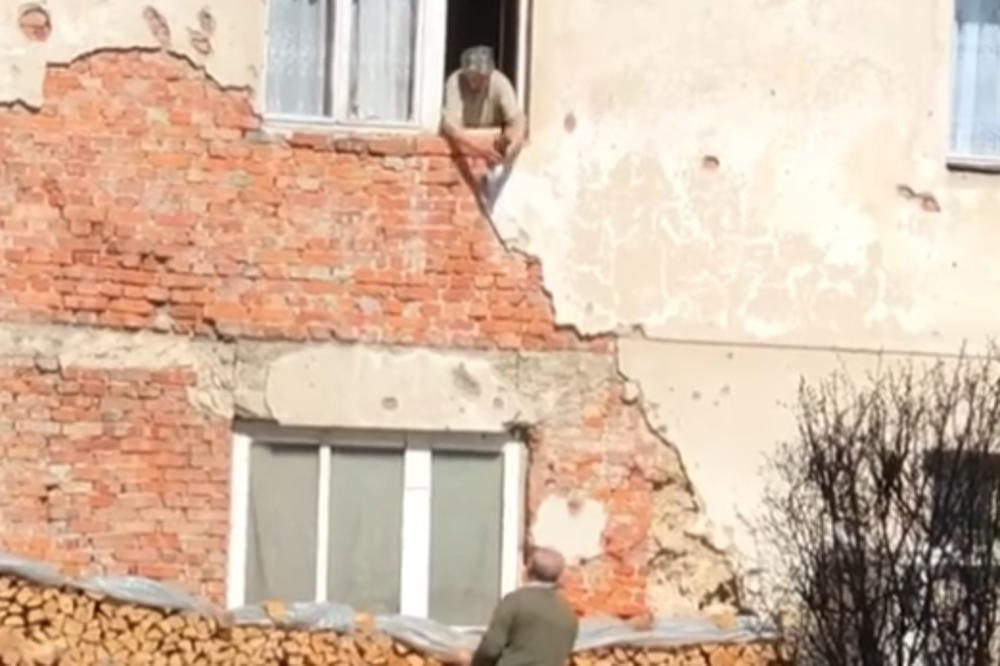 OVO KAKO BAKA I DEKA UNOSE DRVA U KUĆU ULEPŠAĆE VAM DAN: Pogledajte samo ovo dvoje (VIDEO)