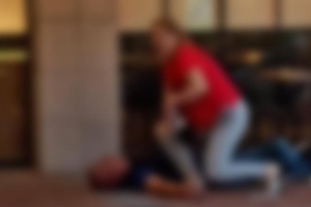 LJUDI, IMA LI IKO DA MI POMOGNE?! Potresne scene posle likvidacije Nišlije u Ekvadoru pred ženom i detetom! (VIDEO)