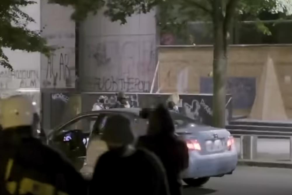 AMERIČKA POLICIJA NAPALA RUSKE NOVINARE! Razbijena kamera, palo BATINANJE!