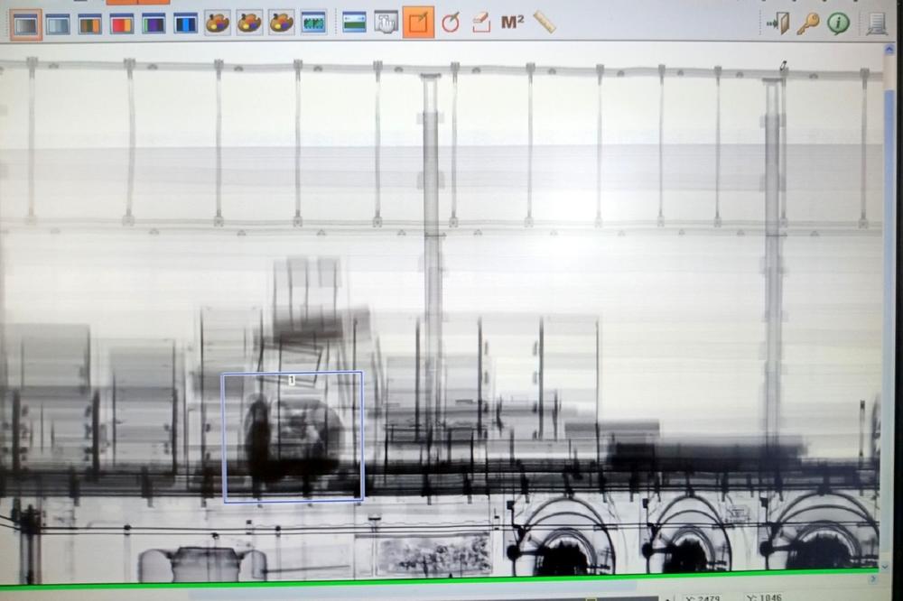 VOZAČ KAMIONA JE CARINICIMA KOD ŠIDA REKAO DA JE ČUO NEKE GLASOVE: Prizor koji su tamo našli je PRETUŽAN (FOTO)