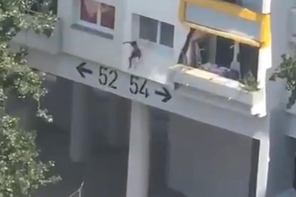 KAMERE ZABELEŽILE KAKO DEČAK SKAČE SA PROZORA DOK VATRA BUKTI IZA NJEGA: Ovaj snimak je strašan (VIDEO)