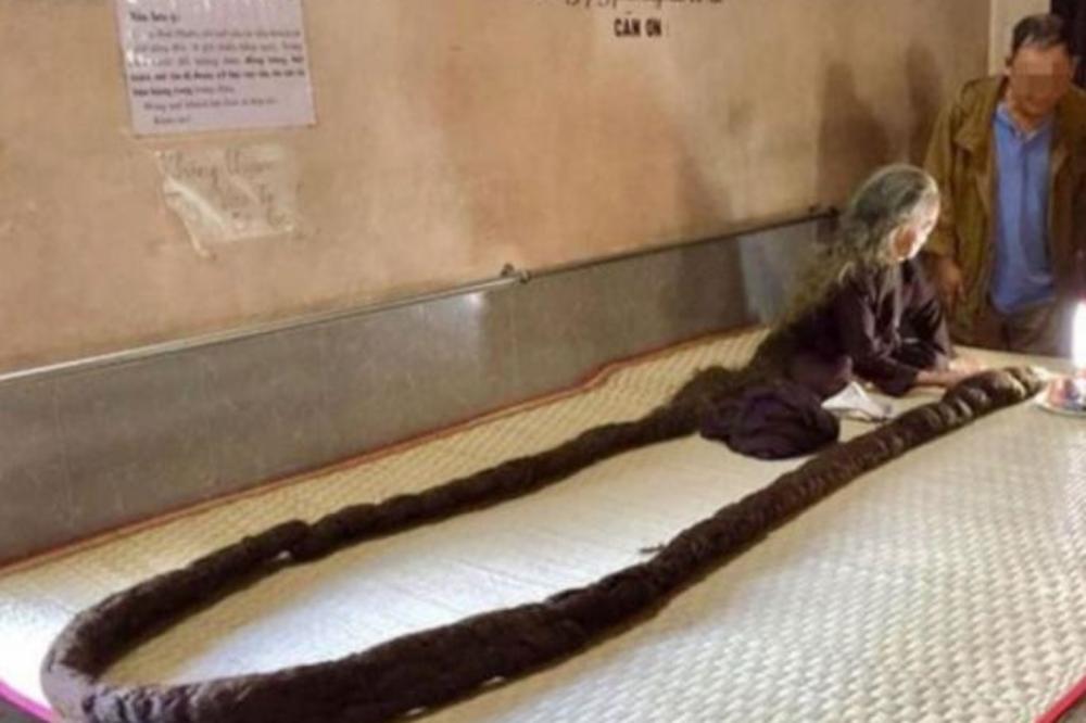 NIJE PRALA, NI ŠIŠALA KOSU 60 GODINA: Starica pokazala neopranu kiku u obliku zmije dugu ŠEST METARA! (FOTO)