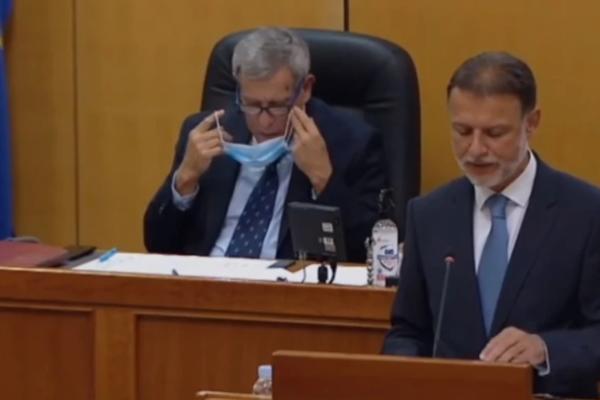 USRED SEDNICE HRVATSKOM POLITIČARU JE ZAZVONIO TELEFON: Odmah je skinuo svoju zaštitnu masku, evo zašto (VIDEO)