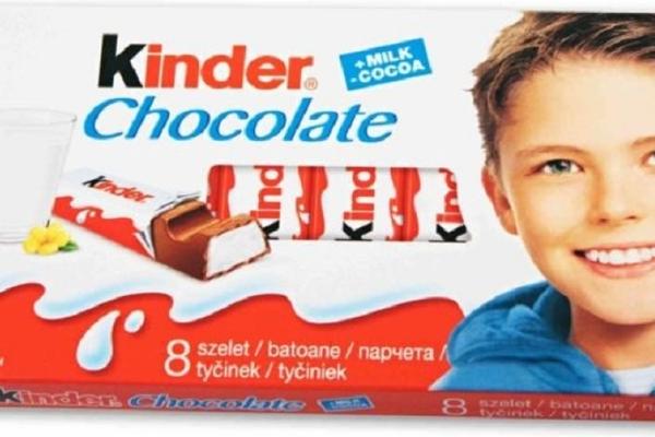 SEĆATE SE DEČAKA SA KINDER ČOKOLADICE: Sada je porastao i izgleda opako! (FOTO)