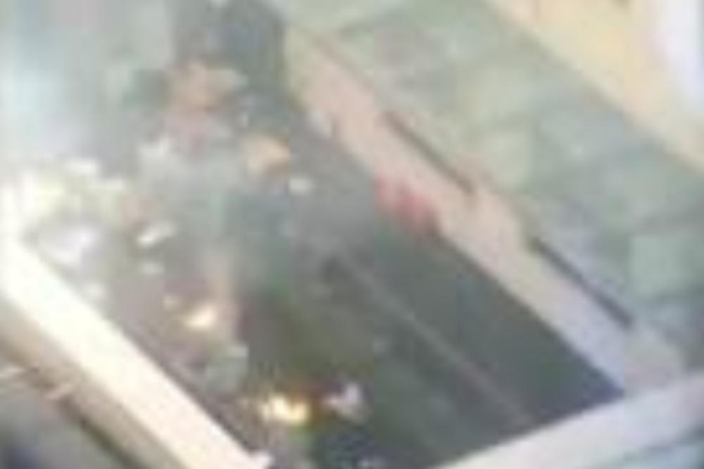 SNIMAK JE SADA VIDEO CEO SVET: Radnici kineske ambasade u SAD spaljuju tajna dokumenta