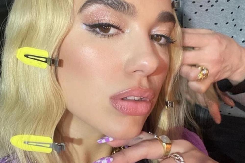 DUA LIPA NASTAVLJA DA SE BLAMIRA, UKLJUČILA SE UŽIVO RADI ISPOVESTI: Sebično se poigrala Kosovom radi popularnosti!