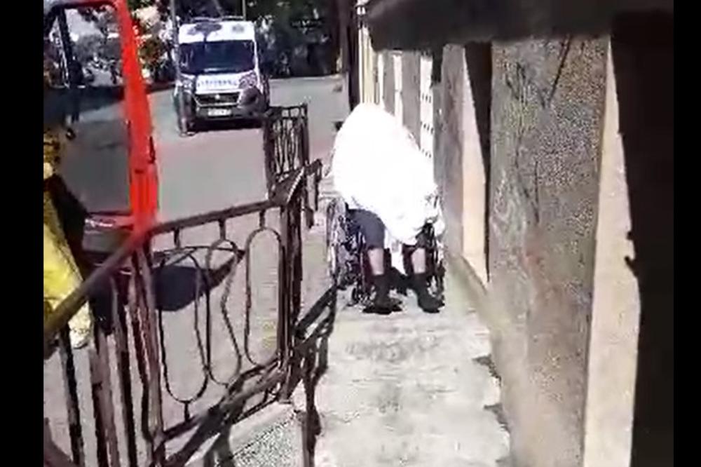 UŽASAN PRIZOR SNIMLJEN U PANČEVU: Čovek umro ispred kovid ambulante, osoblje prekrilo telo i OSTAVILO U KOLICIMA!