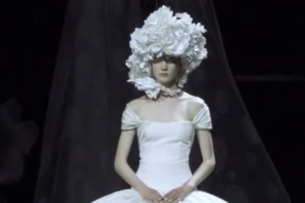 Valentino predstavio novu kolekciju raskošnih HALJINA koje oslikavaju trenutnu situaciju u SVETU (VIDEO)