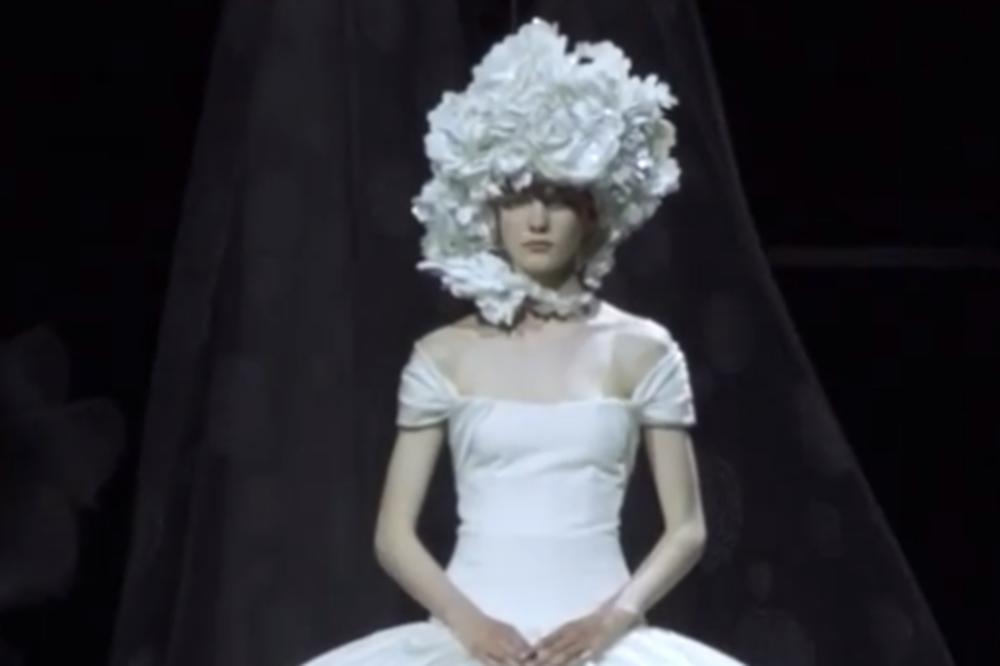 Valentino predstavio novu kolekciju raskošnih HALJINA koje oslikavaju trenutnu situaciju u SVETU (VIDEO)