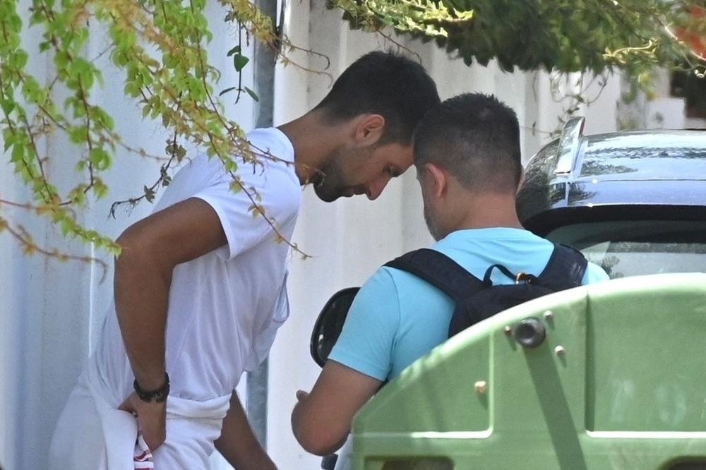 ĐOKOVIĆ USLIKAN KAKO PRESVLAČI GAĆE IZA KONTEJNERA: Izbio je novi skandal, ponovo ga žestoko napadaju!