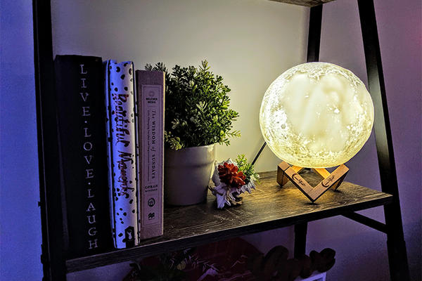 NAJPRODAVANIJA LAMPA NA SVETU ZA 1.890 DIN: Svetiljka u obliku MESECA koja vas OPUŠTA i dekoriše prostor!