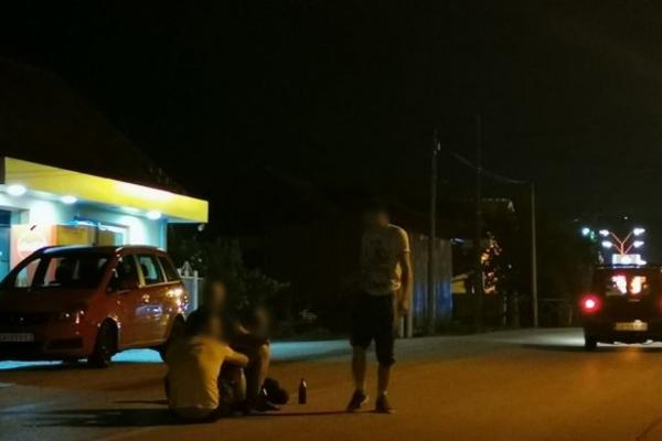 ŠOK SCENA U ČAČKU! Mladi luduju tamo gde su ljudi ginuli, briga ih za KORONU, gledajte samo šta rade! (FOTO)