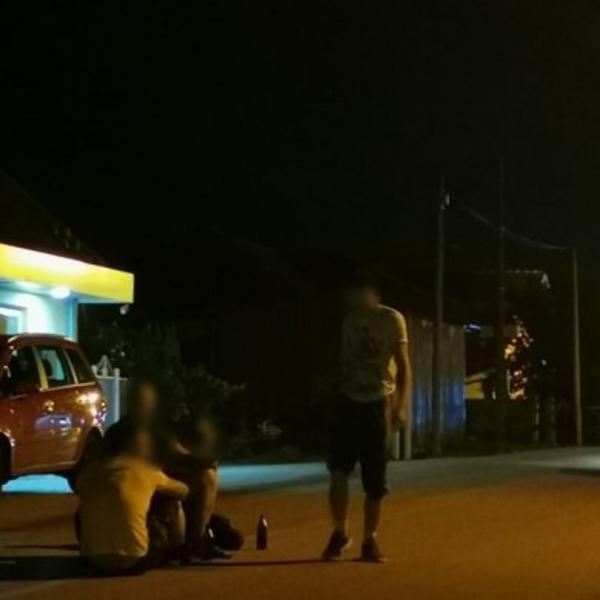 ŠOK SCENA U ČAČKU! Mladi luduju tamo gde su ljudi ginuli, briga ih za KORONU, gledajte samo šta rade! (FOTO)