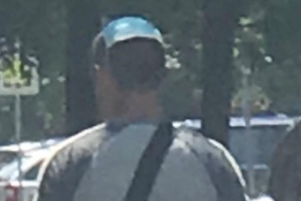 MISLILI STE DA STE SVE VIDELI? E, PA NISTE! Usred korone, a on ovo nabio na glavu? AU! (FOTO)