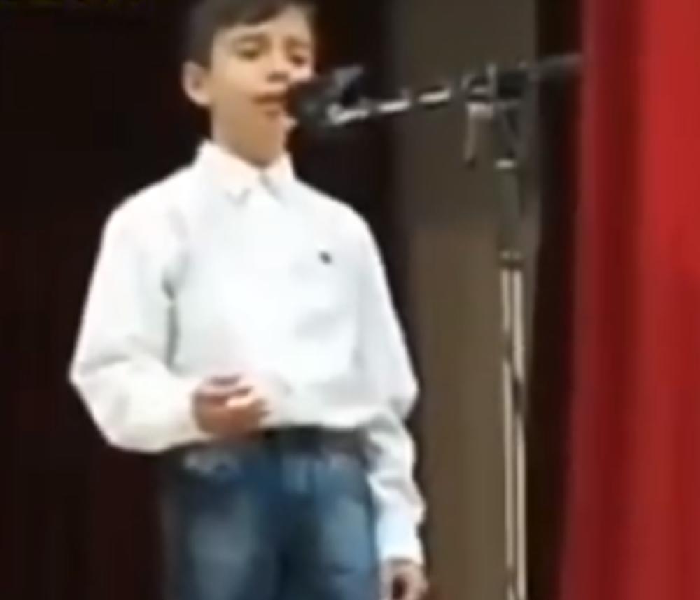 Recituje pesmu 'Ne dam'