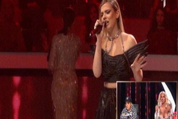 POVREĐENA TAKMIČARKA IZAŠLA NA SCENU, CEO ŽIRI ZURI U NJU! Stoji i peva u zavojima, jedva drži mikrofon