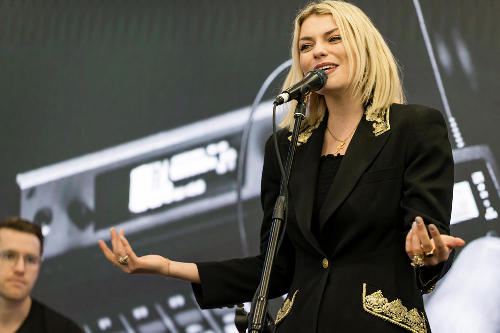 Lola Lenoks, ćerka Eni Lenoks (Eurythmics) objavila svoju treću pesmu Back At Wrong