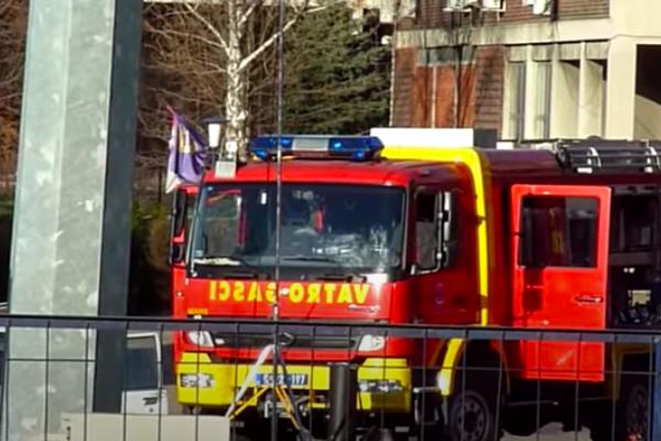 POŽAR NA STAROM SAJMIŠTU: Tri vatrogasne ekipe krenule na mesto užasa