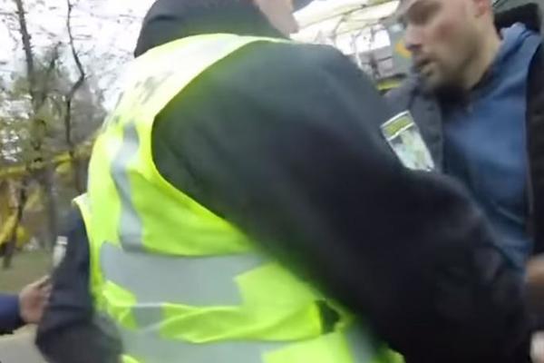 RAZVLAČILI GA DOK JE BESUMUČNO JAUKAO! POLICAJCI BRUTALNO PESNIČILI VOZAČA: I sve zbog ovog razloga! (VIDEO)
