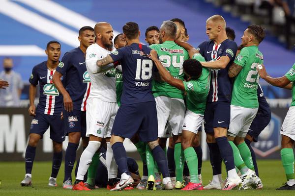 OPŠTI HAOS U PARIZU, TUČA IGRAČA: Kapiten umalo otkinuo stopalo Mbapeu, jezivi start u finalu Kupa Francuske!