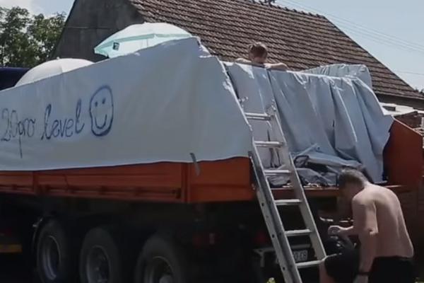 NAJLUĐI HRVAT NA SVETU: Žena tražila bazen, on ga napravio u kamionu! A tek natpis... Plakanje od smeha!