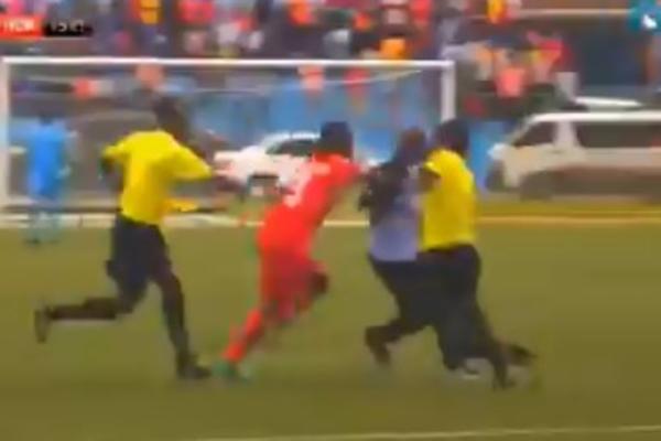 TRENER NOKAUTIRAO SUDIJU, PA POTPUNO PODIVLJAO: Jedva su izvukli živu glavu - nerealna scena obišla svet! (VIDEO)