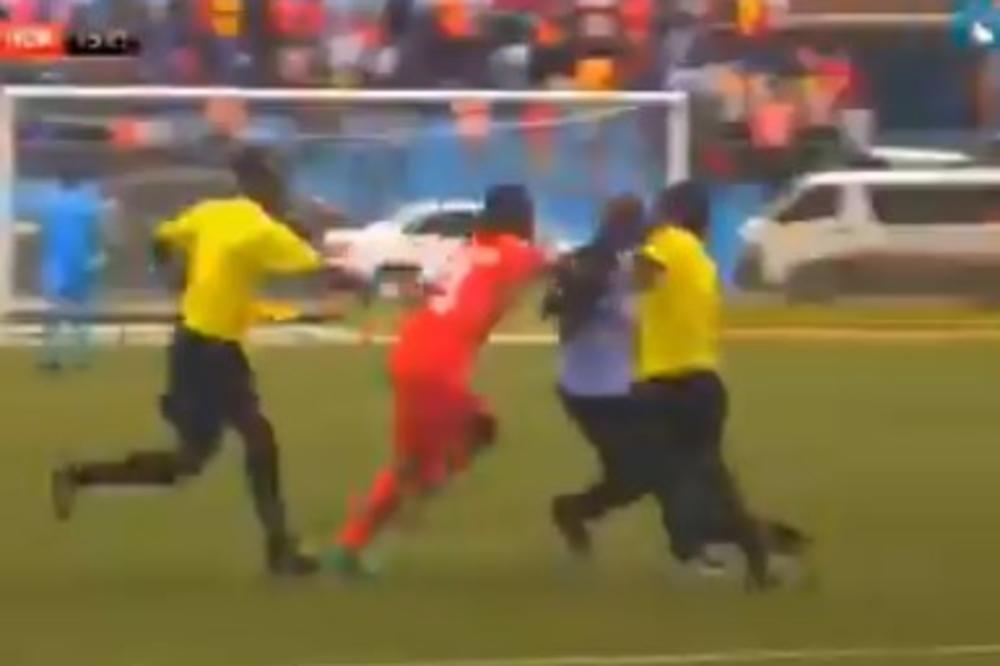 TRENER NOKAUTIRAO SUDIJU, PA POTPUNO PODIVLJAO: Jedva su izvukli živu glavu - nerealna scena obišla svet! (VIDEO)