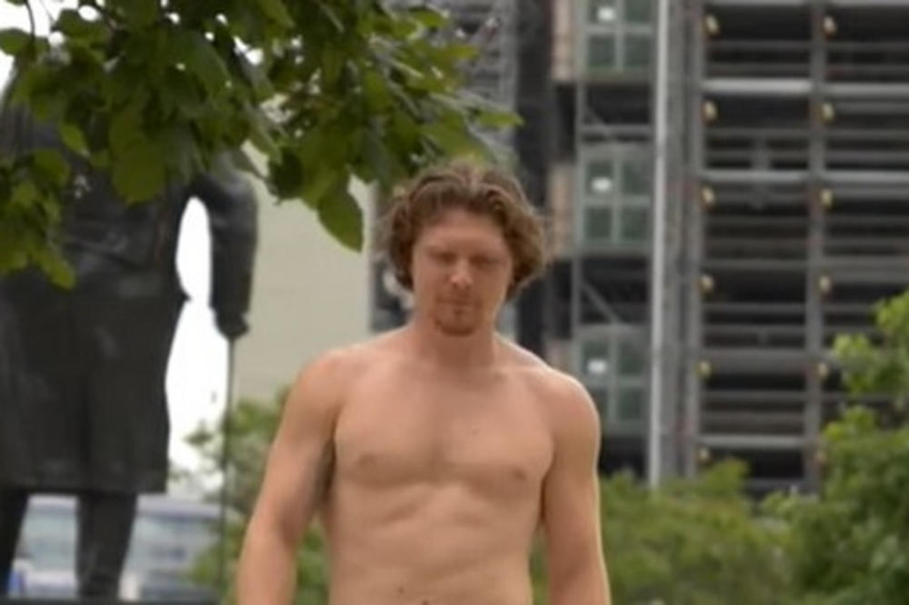 LIK PROŠETAO SKROZ GO KROZ GRAD: Dobro je da je bar OVDE okačio masku! AU! (FOTO)