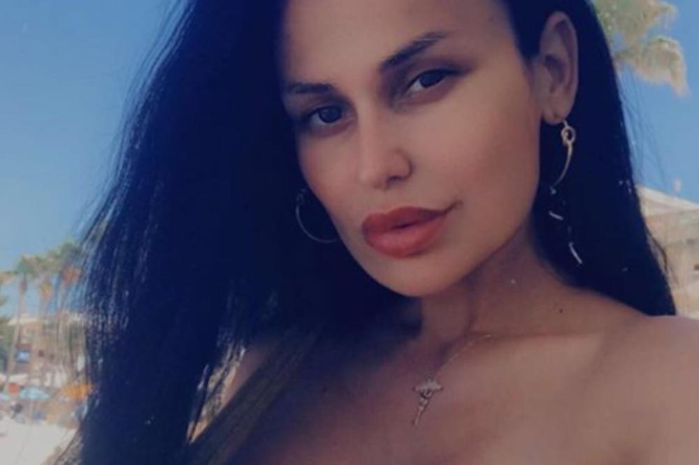 ISPLIVALA FOTKA INDIRE ARADINOVIĆ BEZ IMALO ŠMINKE! Pevačica sve ZAPREPASTILA, sve više liči na PLASTIČNU LUTKU!